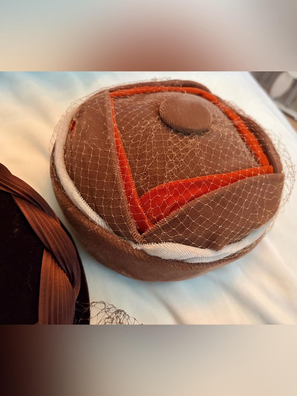 1950s Veil Hat Lot Of 2 Dark Brown NWT + Light Brown, Orange & White Pillbox - Picture 3 of 4